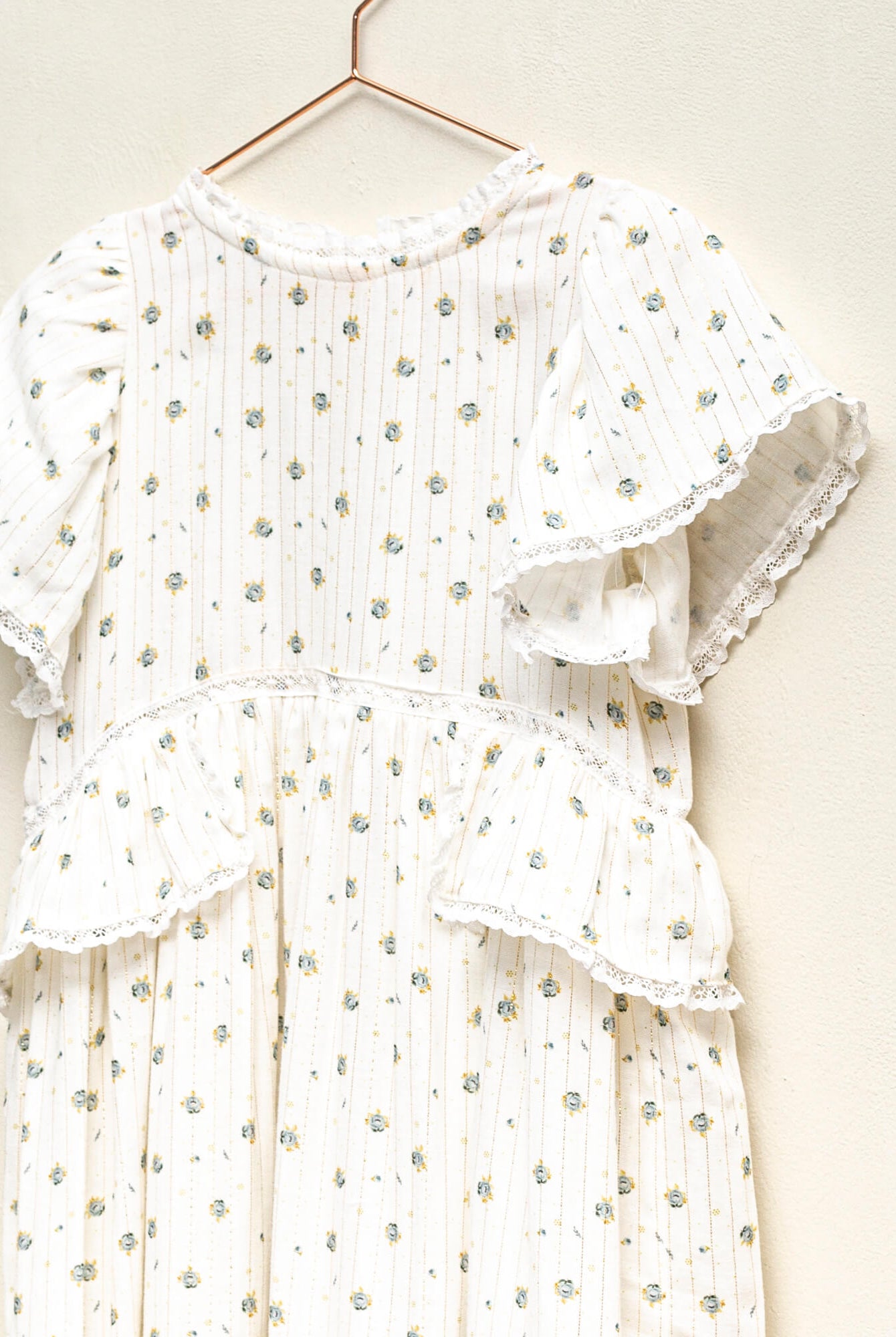 Traje de arras largo para niña de flores con toque dorado Cosmosophie