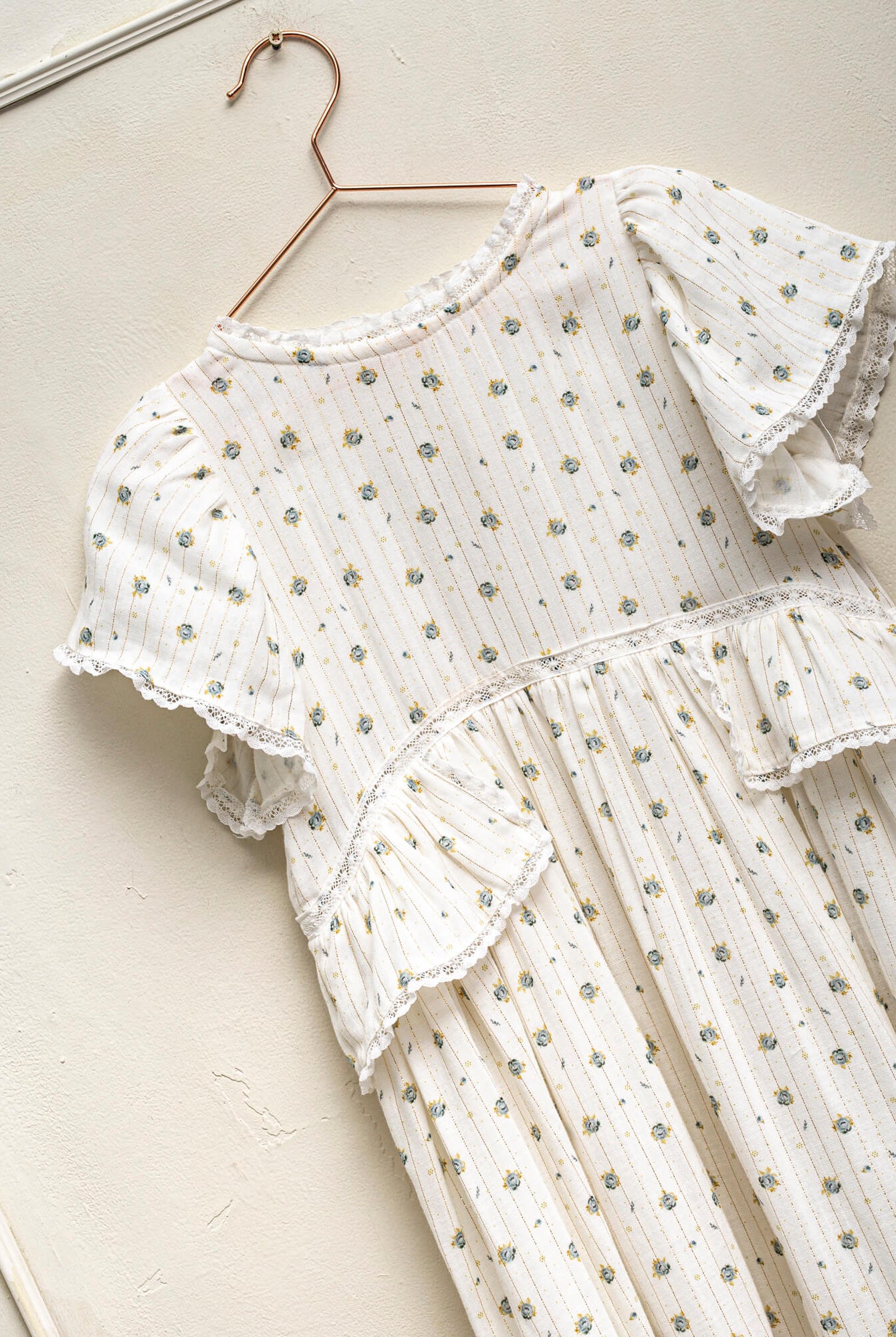 Traje de arras largo para niña de flores con toque dorado Cosmosophie