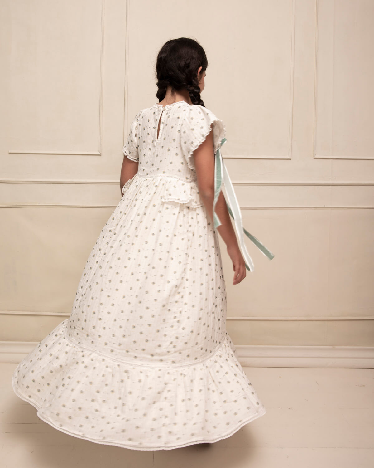 Traje de arras largo para niña de flores con toque dorado Cosmosophie