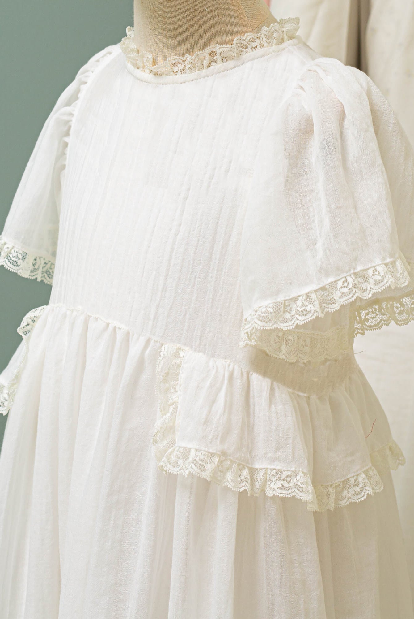 Vestido arras largo en blanco con encajes Cosmosophie