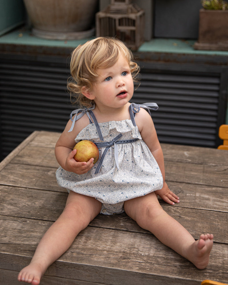 Preciosa ranita de voile de algodón con estampado de florecitas en azul.