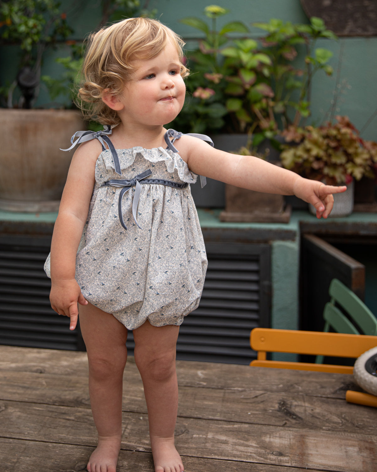 Preciosa ranita de voile de algodón con estampado de florecitas en azul.