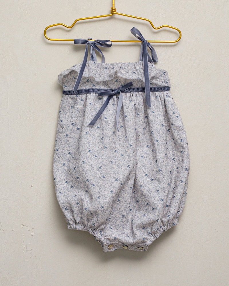 Preciosa ranita de voile de algodón con estampado de florecitas en azul.