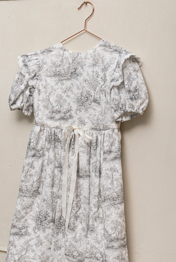 Vestido en batista bordada estampado toile de Jouy Cosmosophie