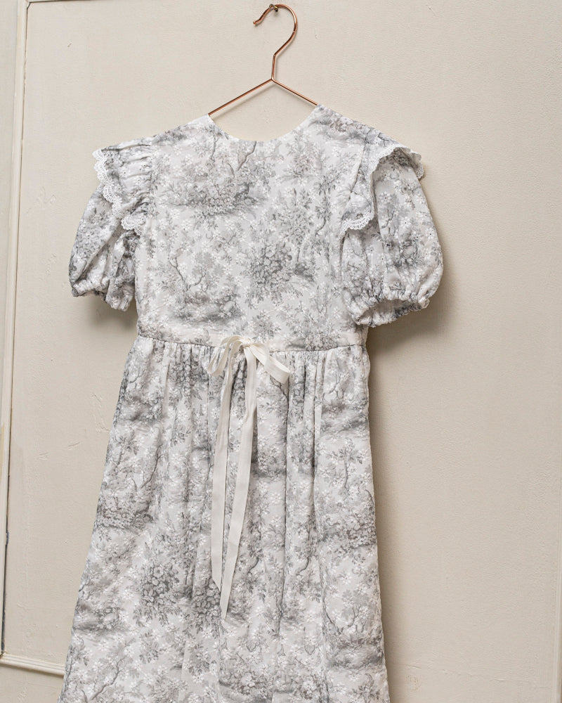 Vestido en batista bordada estampado toile de Jouy Cosmosophie