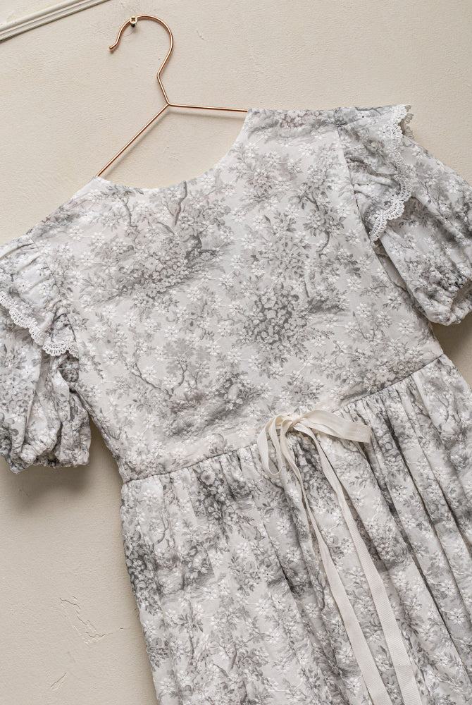 Vestido en batista bordada estampado toile de Jouy Cosmosophie