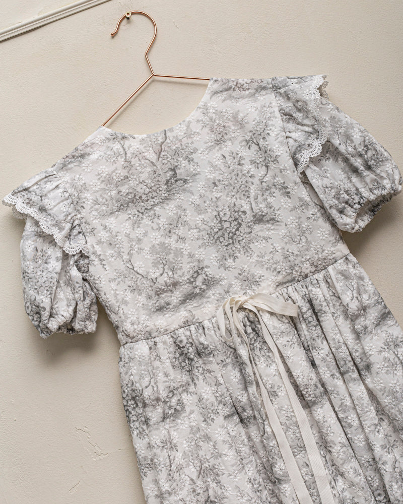 Vestido en batista bordada estampado toile de Jouy Cosmosophie