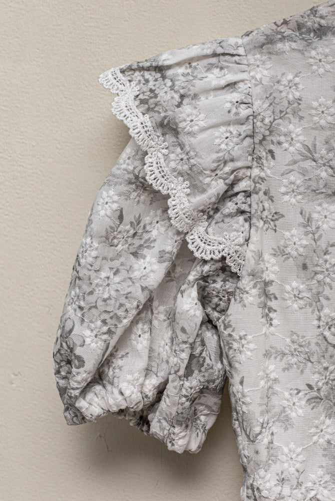 Vestido en batista bordada estampado toile de Jouy Cosmosophie