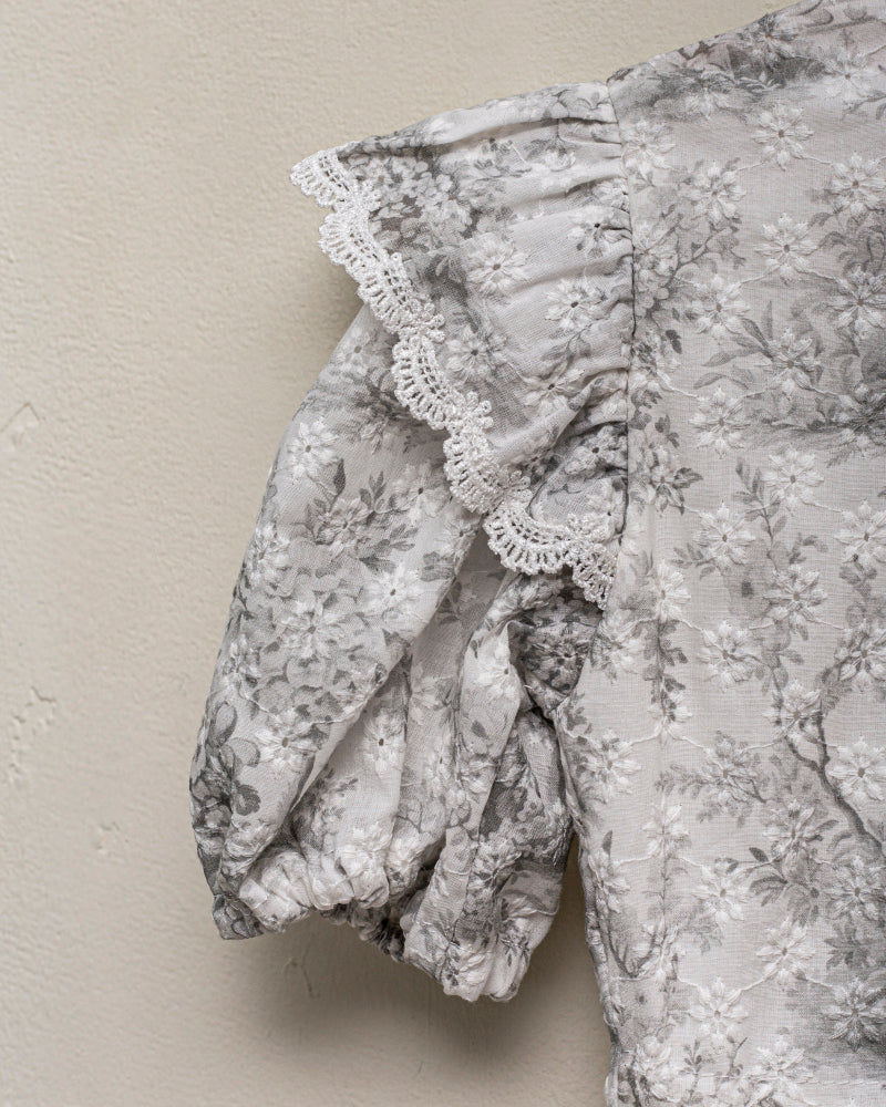 Vestido en batista bordada estampado toile de Jouy Cosmosophie