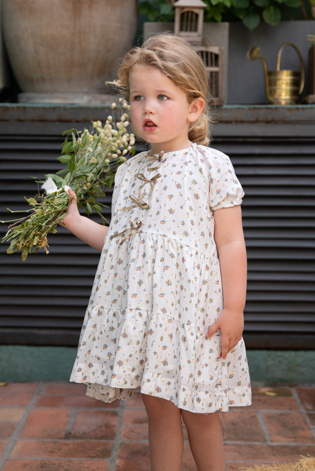 Vestido de flores y oro de Cosmosophie