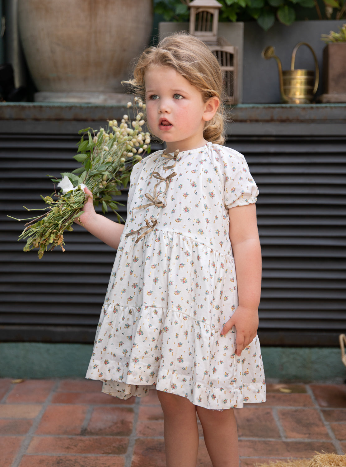 Vestido de flores y oro de Cosmosophie