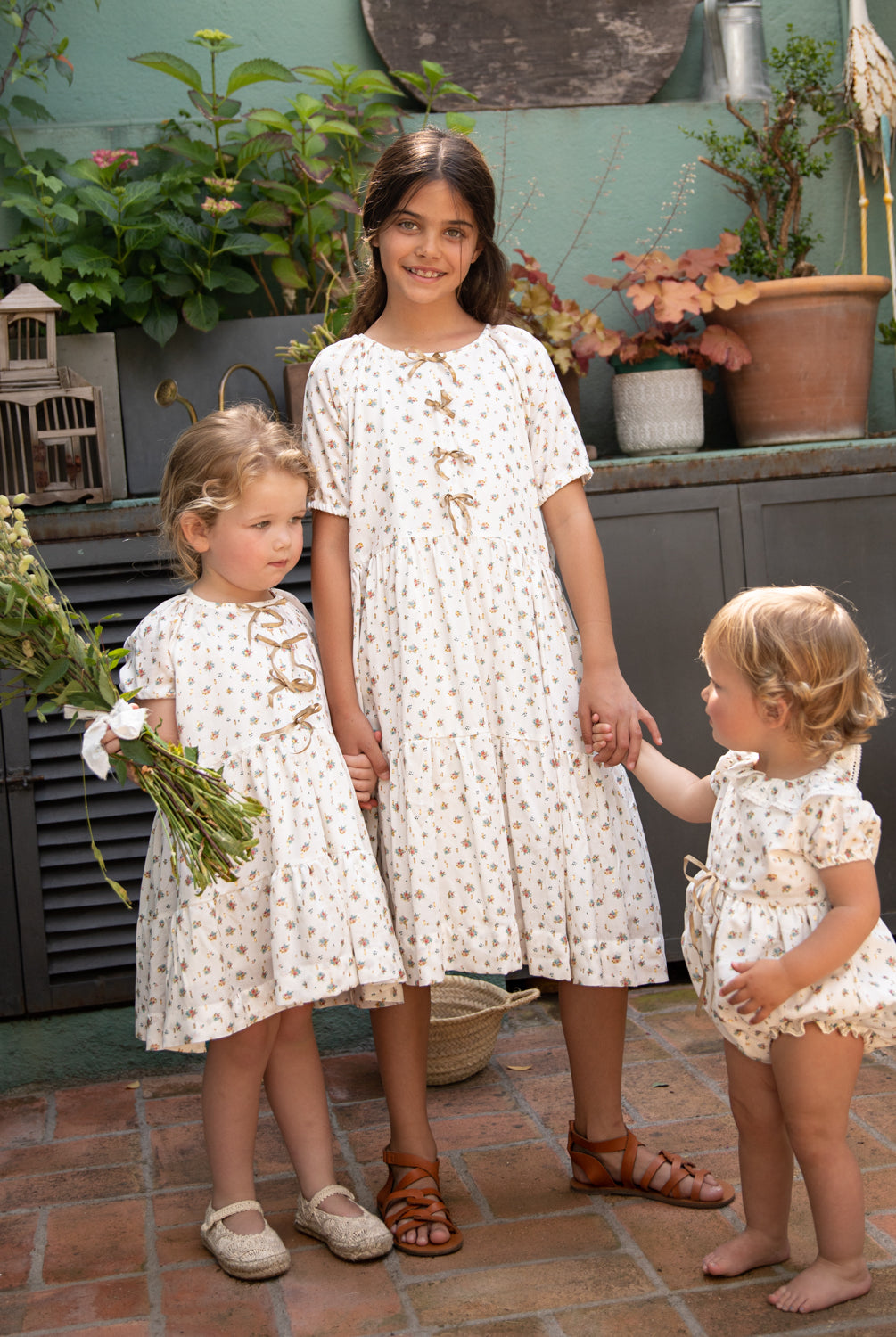 Vestido de flores y oro de Cosmosophie