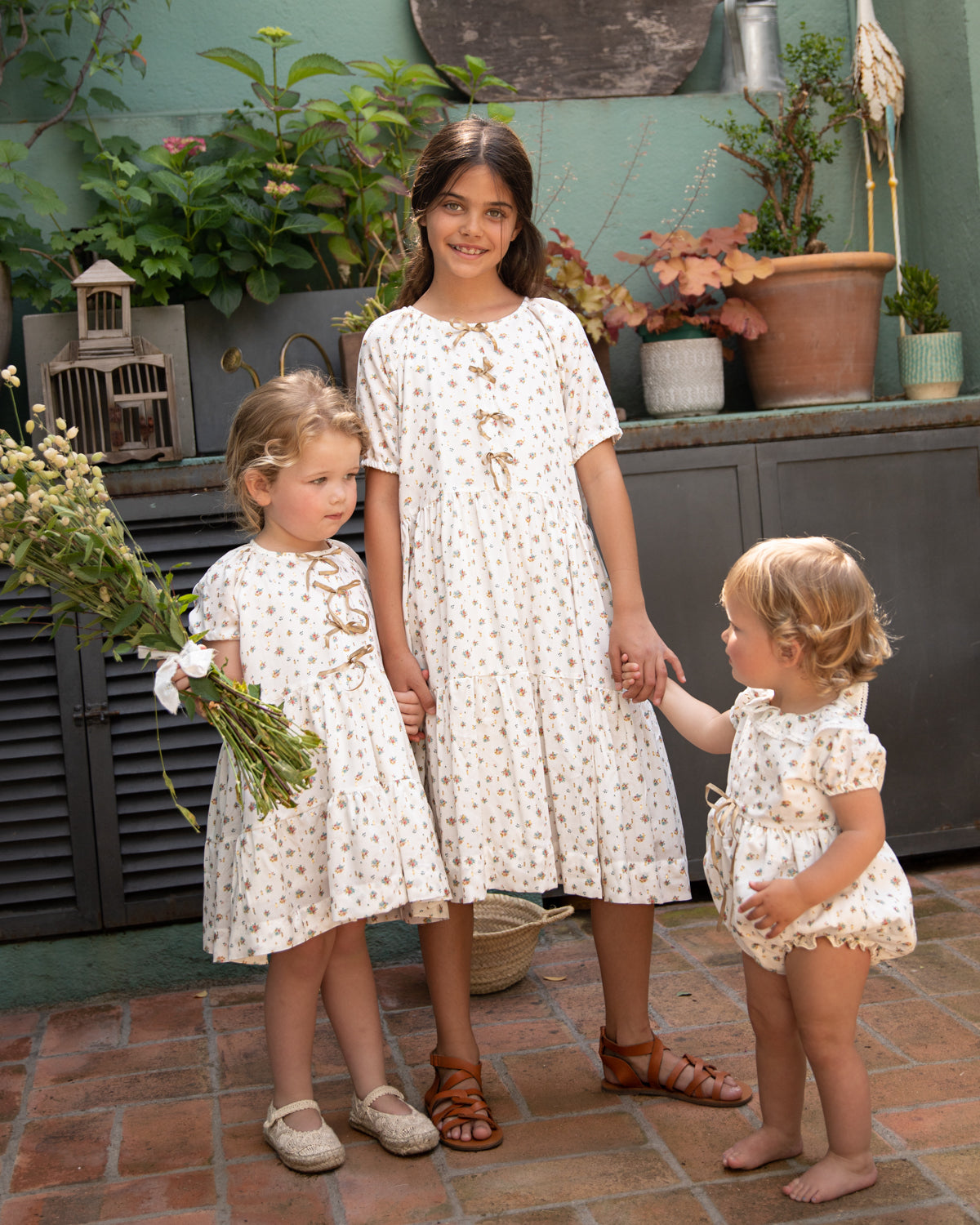 Vestido de flores y oro de Cosmosophie