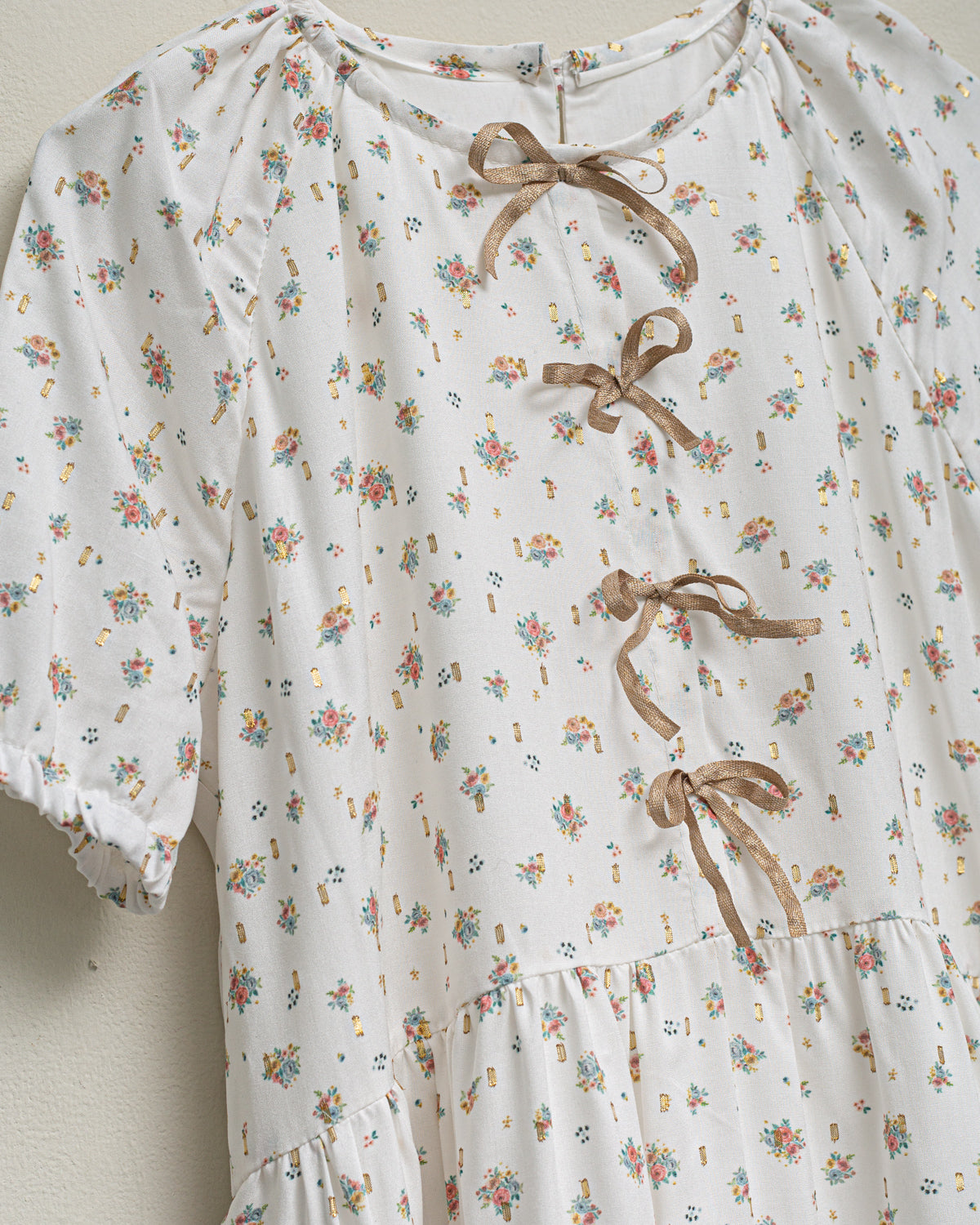 Vestido de flores y oro de Cosmosophie