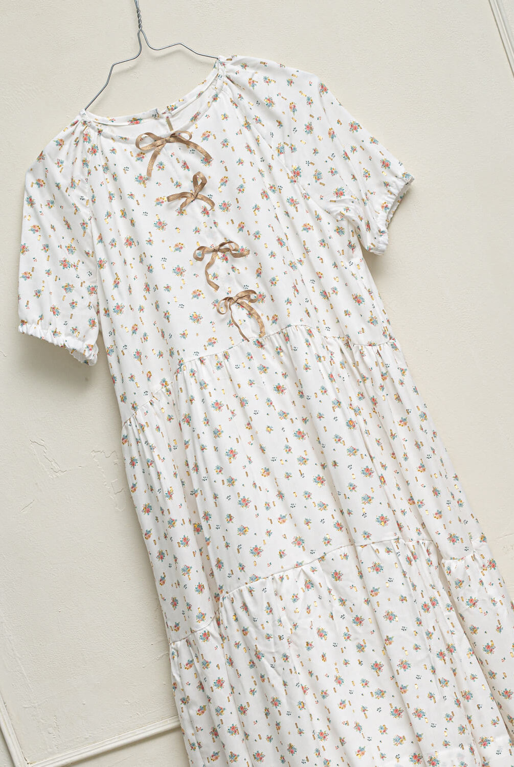 Vestido elegante de invitada para niña y adolescente de flores y puntos dorados. Con lazos en el pecho para bautizo boda o comunion. Cosmosophie