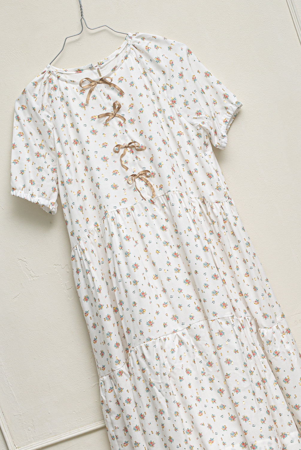 Vestido de flores y oro de Cosmosophie