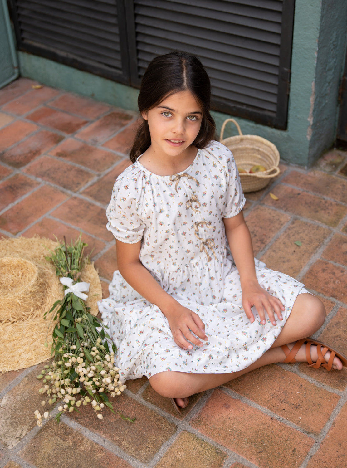 Vestido de flores y oro de Cosmosophie