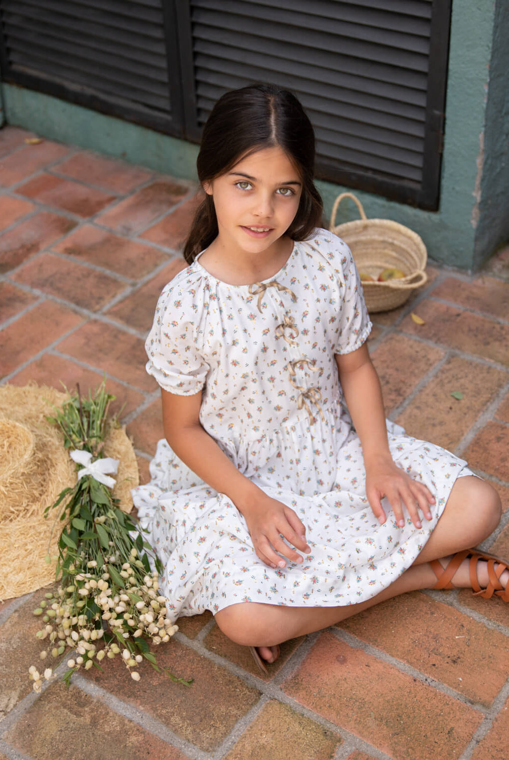 Vestido elegante de invitada para niña y adolescente de flores y puntos dorados. Con lazos en el pecho para bautizo boda o comunion. Cosmosophie