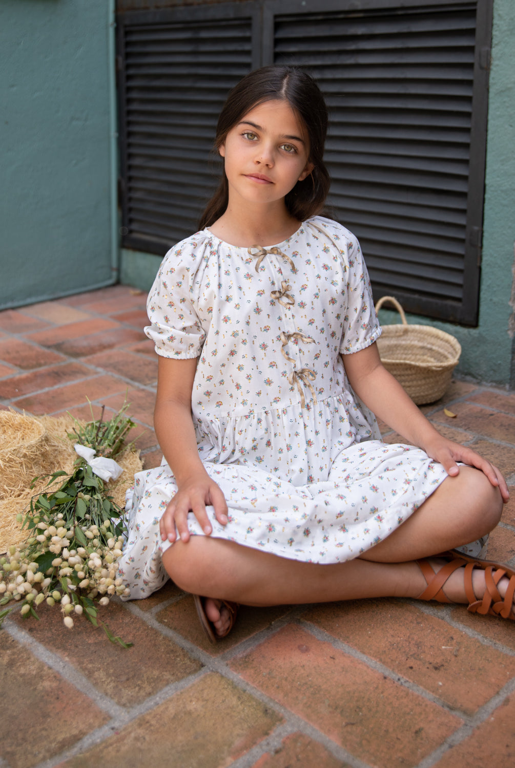 Vestido de flores y oro de Cosmosophie