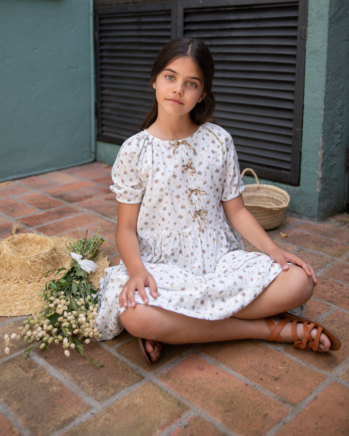 Vestido de flores y oro de Cosmosophie