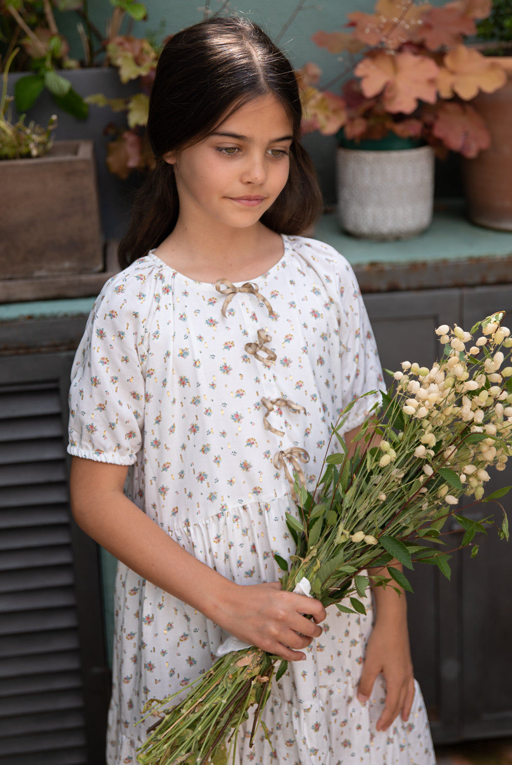 Vestido de flores y oro de Cosmosophie