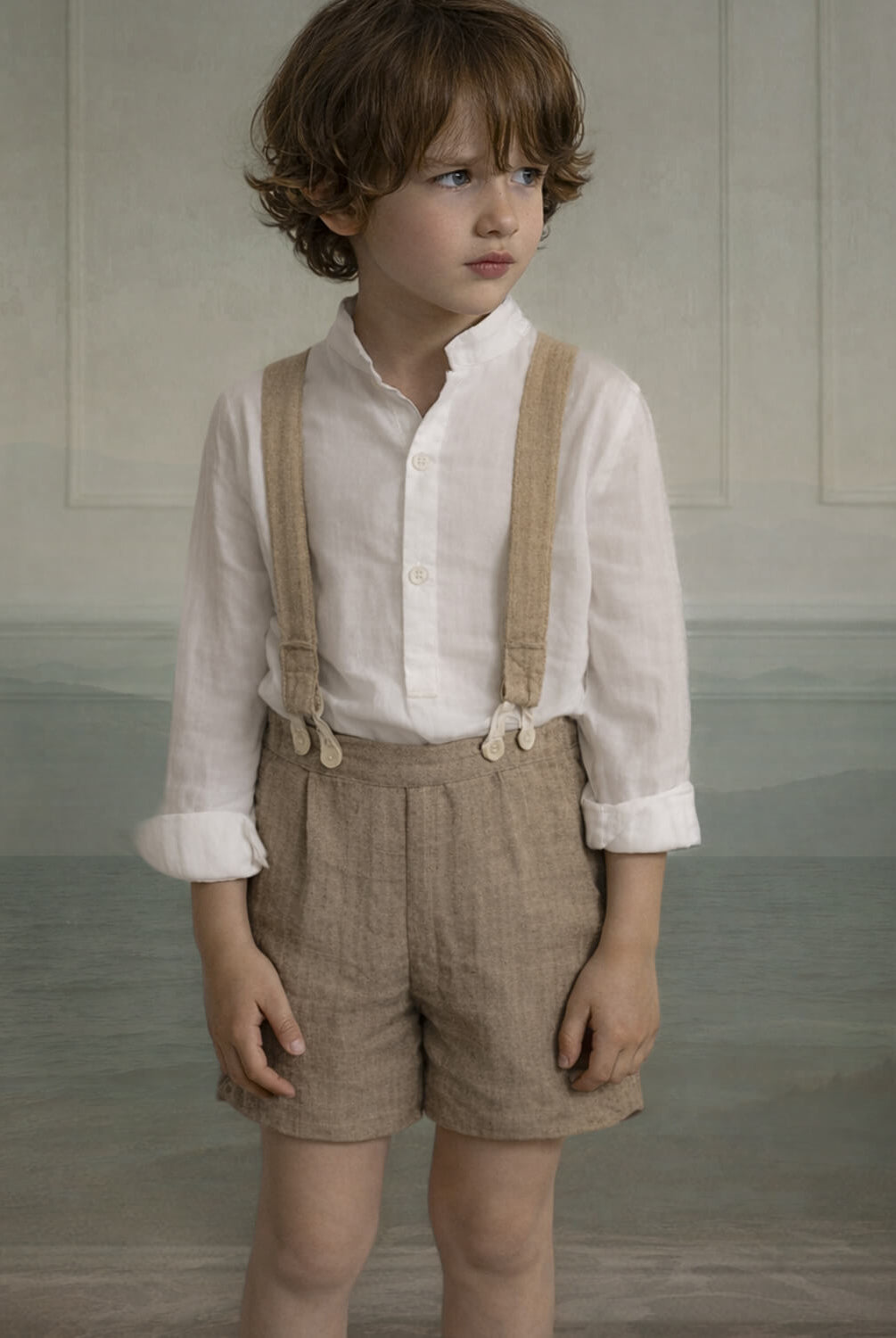 Pantalón corto con tirantes para arras de niño en musola color toffee.