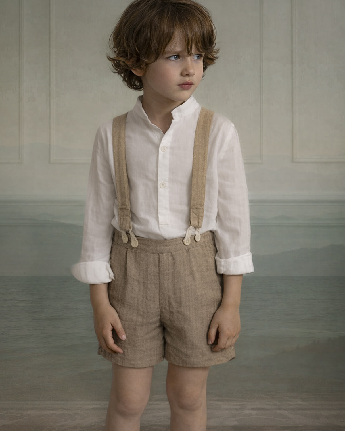 Pantalón corto con tirantes para arras de niño en musola color toffee.