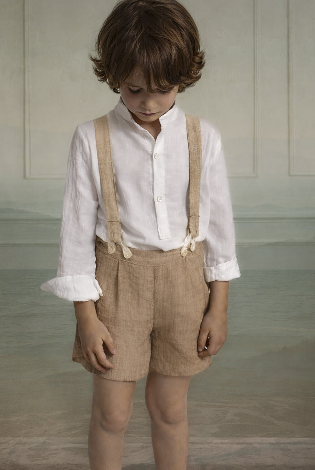 Pantalón corto con tirantes para arras de niño en musola color toffee.