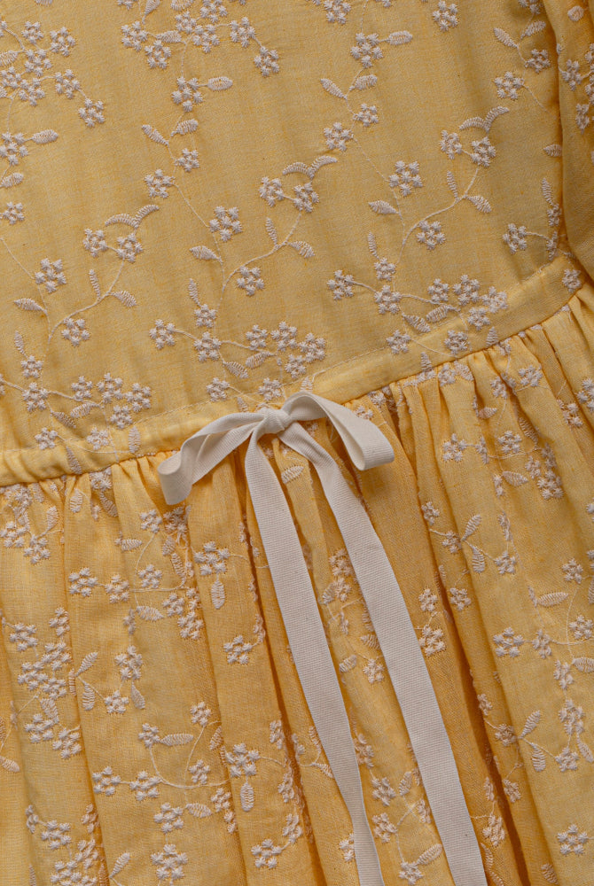 vestido amarillo bordado en blanco Cosmosophie