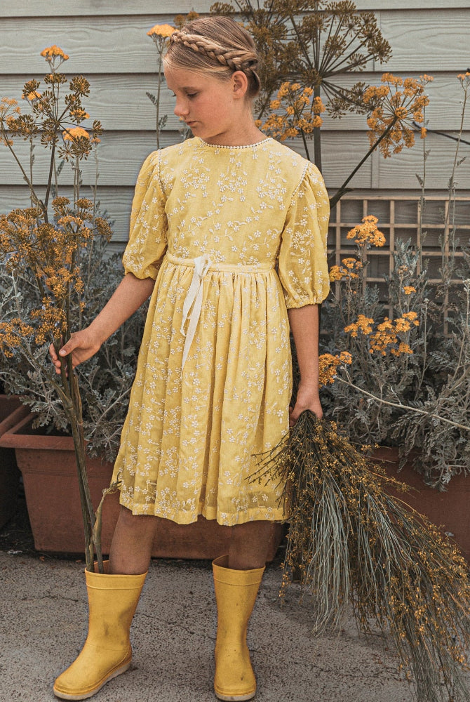 vestido amarillo bordado en blanco Cosmosophie