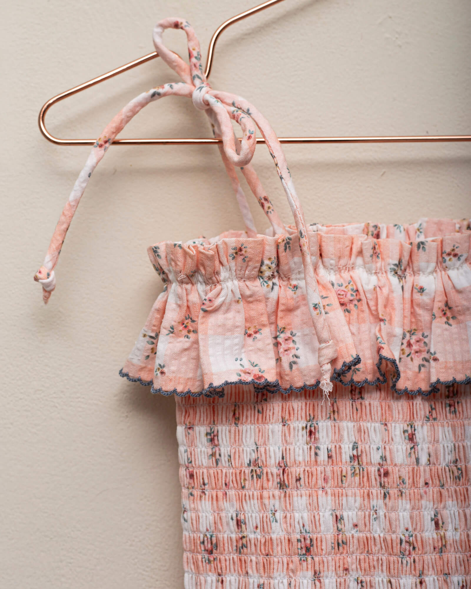 Mono tirantes nido de abeja para niña en vichy rosa Cosmosophie