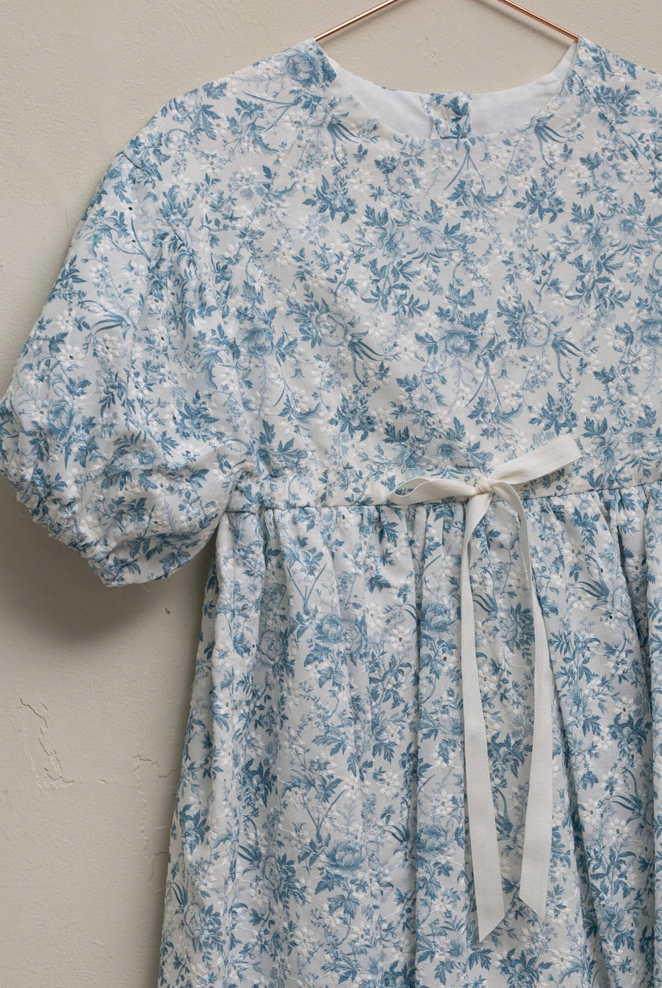 Vestido batista bordada de flores Cosmosophie