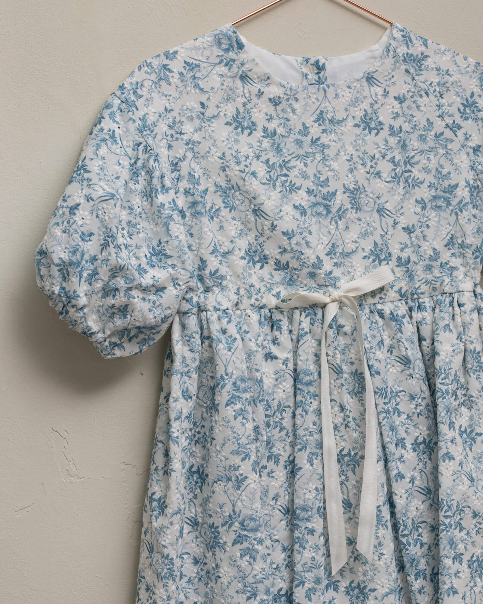 Vestido batista bordada de flores Cosmosophie