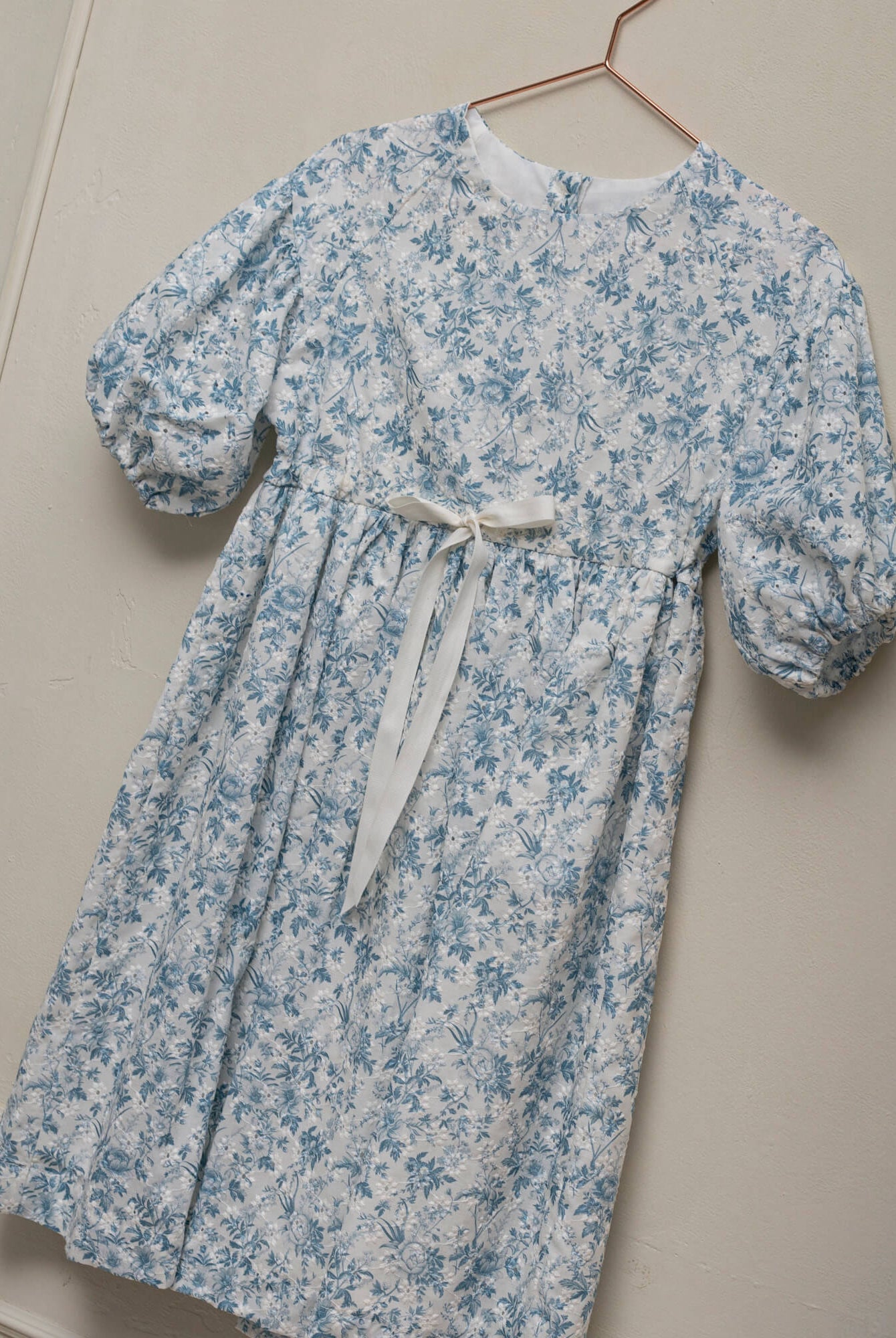 Vestido batista bordada de flores Cosmosophie