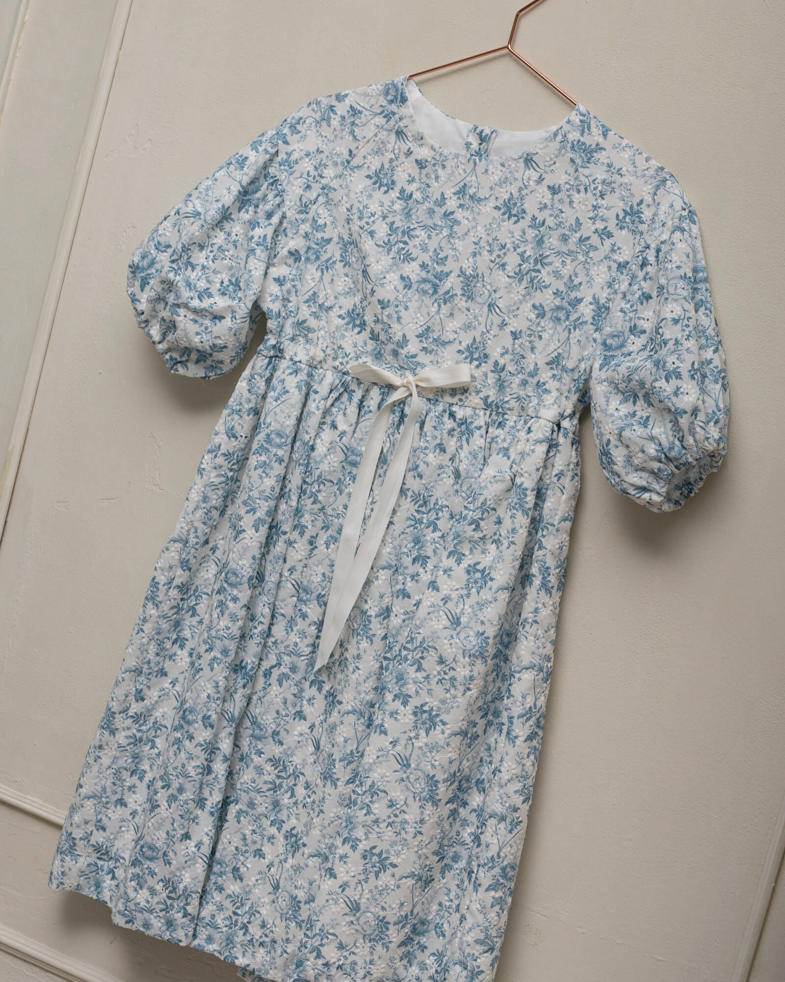 Vestido batista bordada de flores Cosmosophie