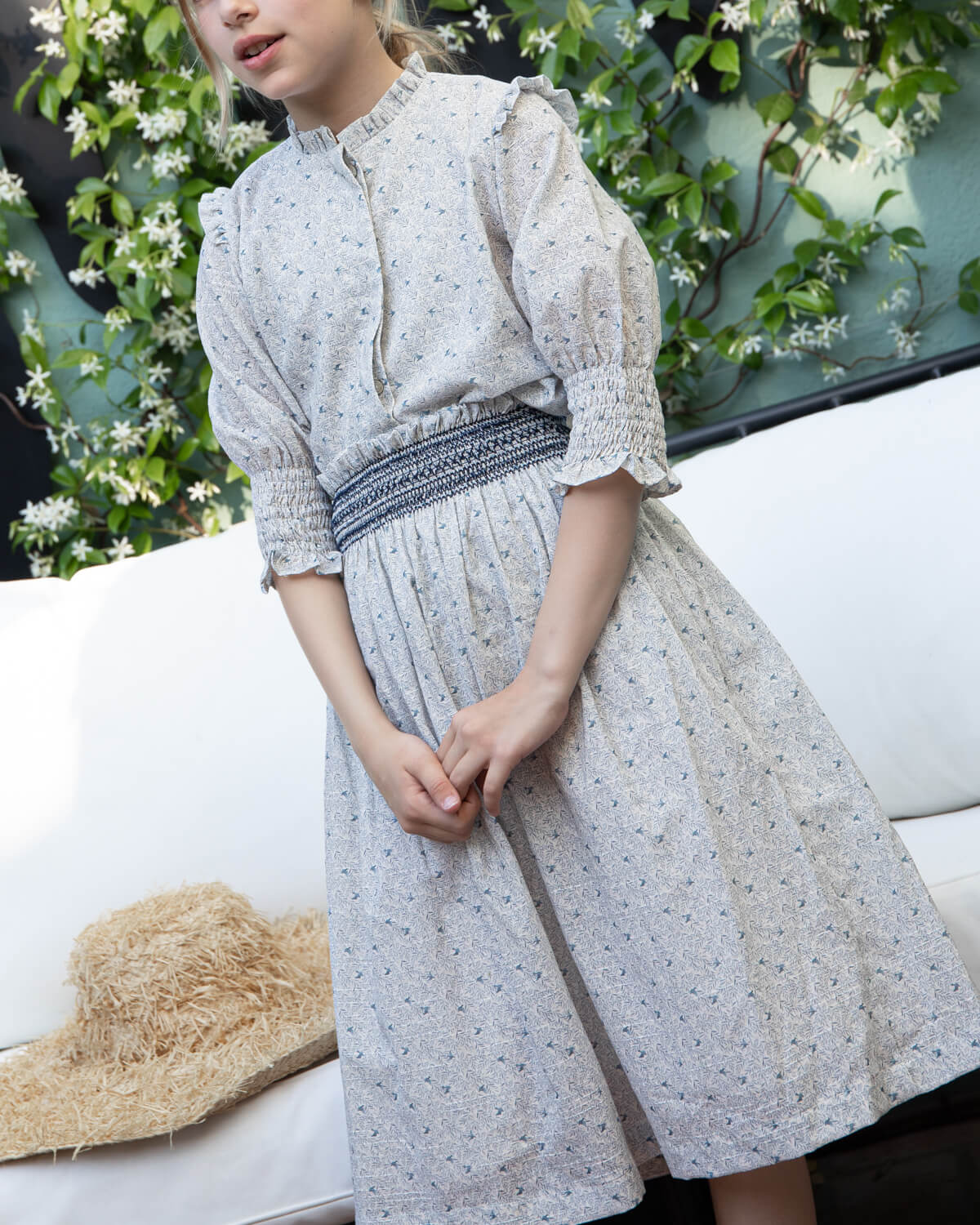 Conjunto de invitada para adolescente, teen en flores azul falda de nido de abeja. Cosmosophie