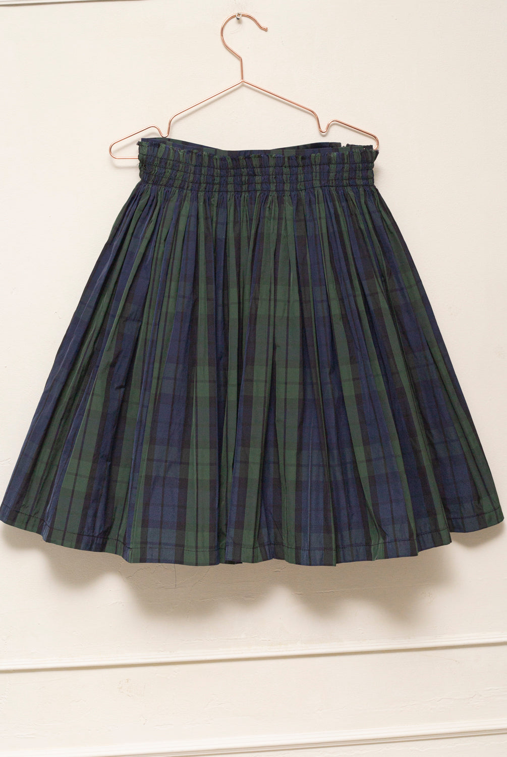 Falda elegante de niña en tafetán de cuadros, con cintura fruncida estilo nido de abeja. Diseño atemporal de Cosmosophie para ocasiones especiales.