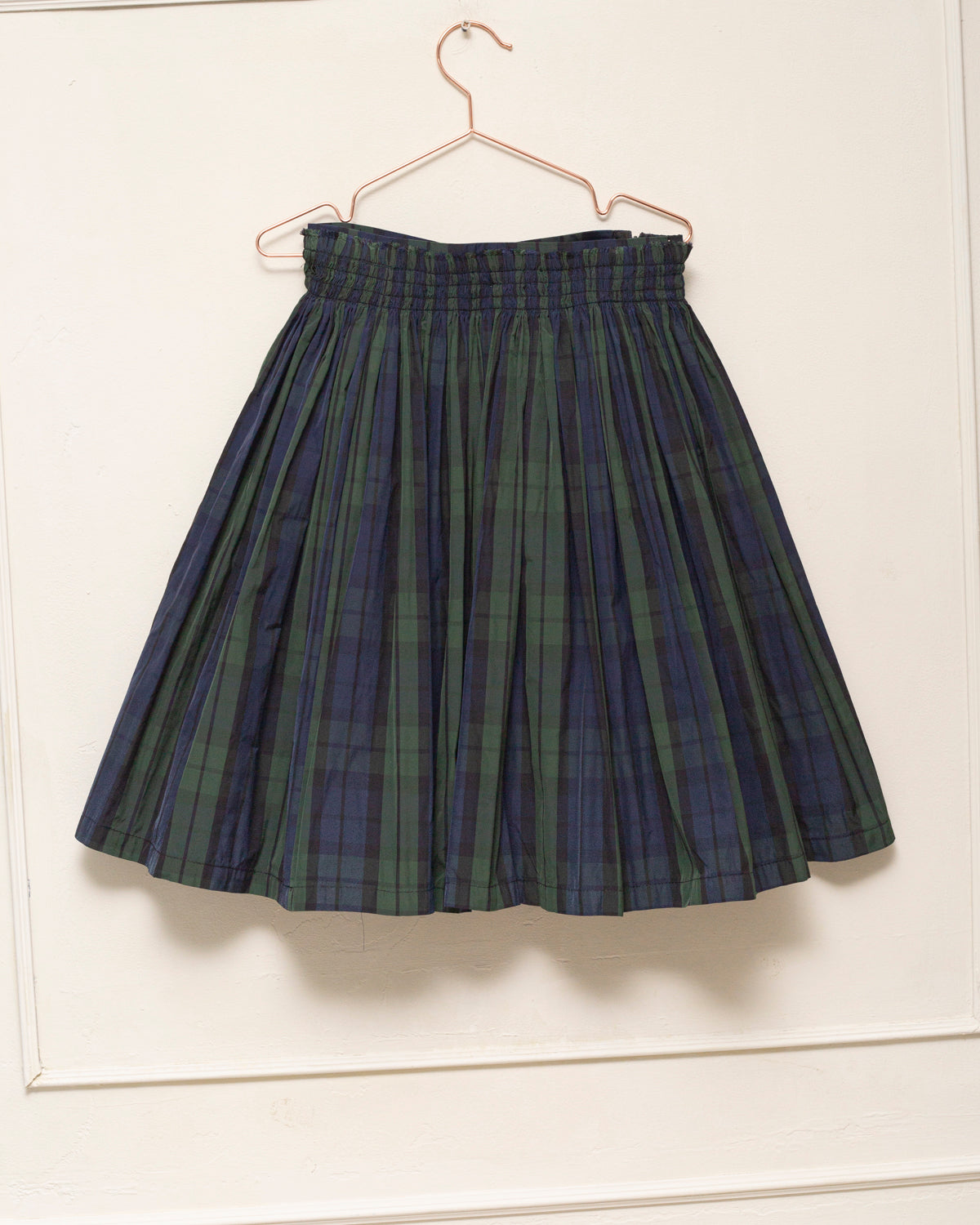 Falda elegante de niña en tafetán de cuadros, con cintura fruncida estilo nido de abeja. Diseño atemporal de Cosmosophie para ocasiones especiales.