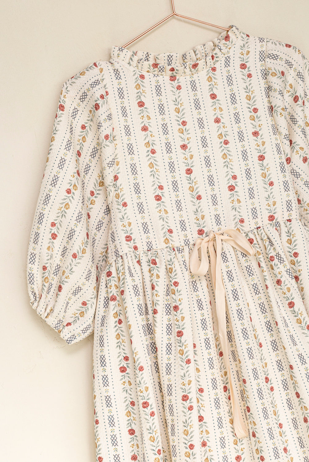 Vestido elegante para niña de algodón con estampado floral vintage, mangas abullonadas y lazo en la cintura. Diseño atemporal de Cosmosophie para ocasiones especiales.