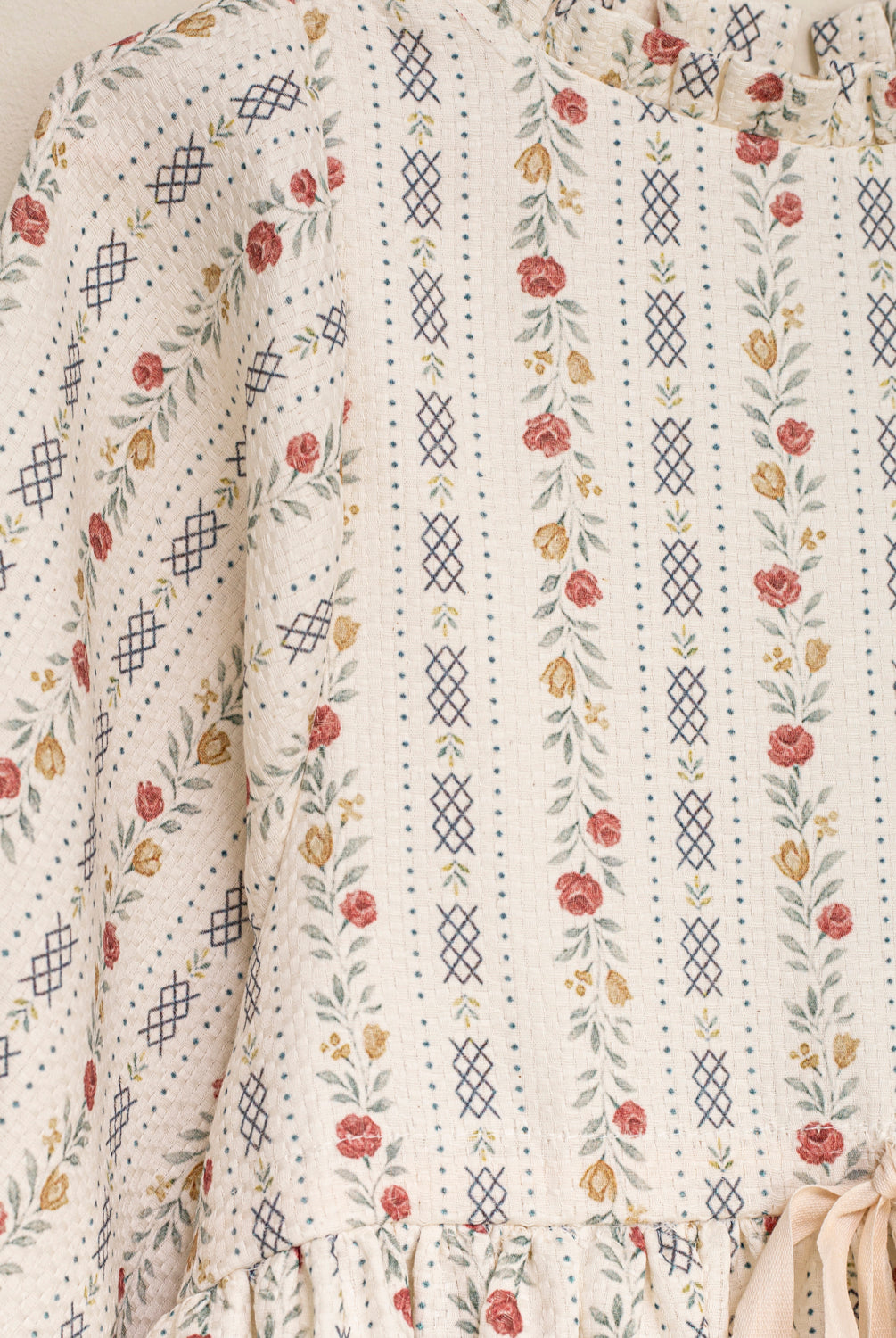 Vestido elegante para niña de algodón con estampado floral vintage, mangas abullonadas y lazo en la cintura. Diseño atemporal de Cosmosophie para ocasiones especiales.