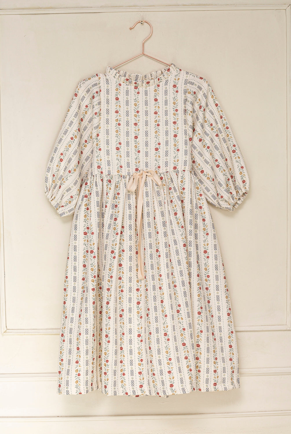 Vestido elegante para niña de algodón con estampado floral vintage, mangas abullonadas y lazo en la cintura. Diseño atemporal de Cosmosophie para ocasiones especiales.