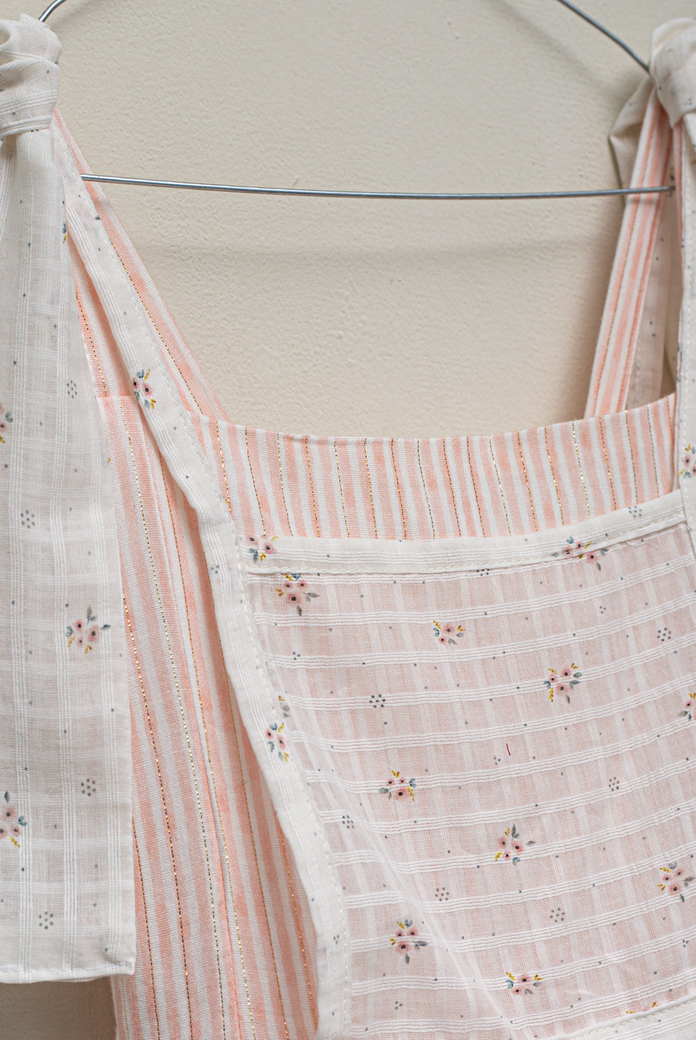 Vestido de tirantes Oz Rosa con Delantal de Flores