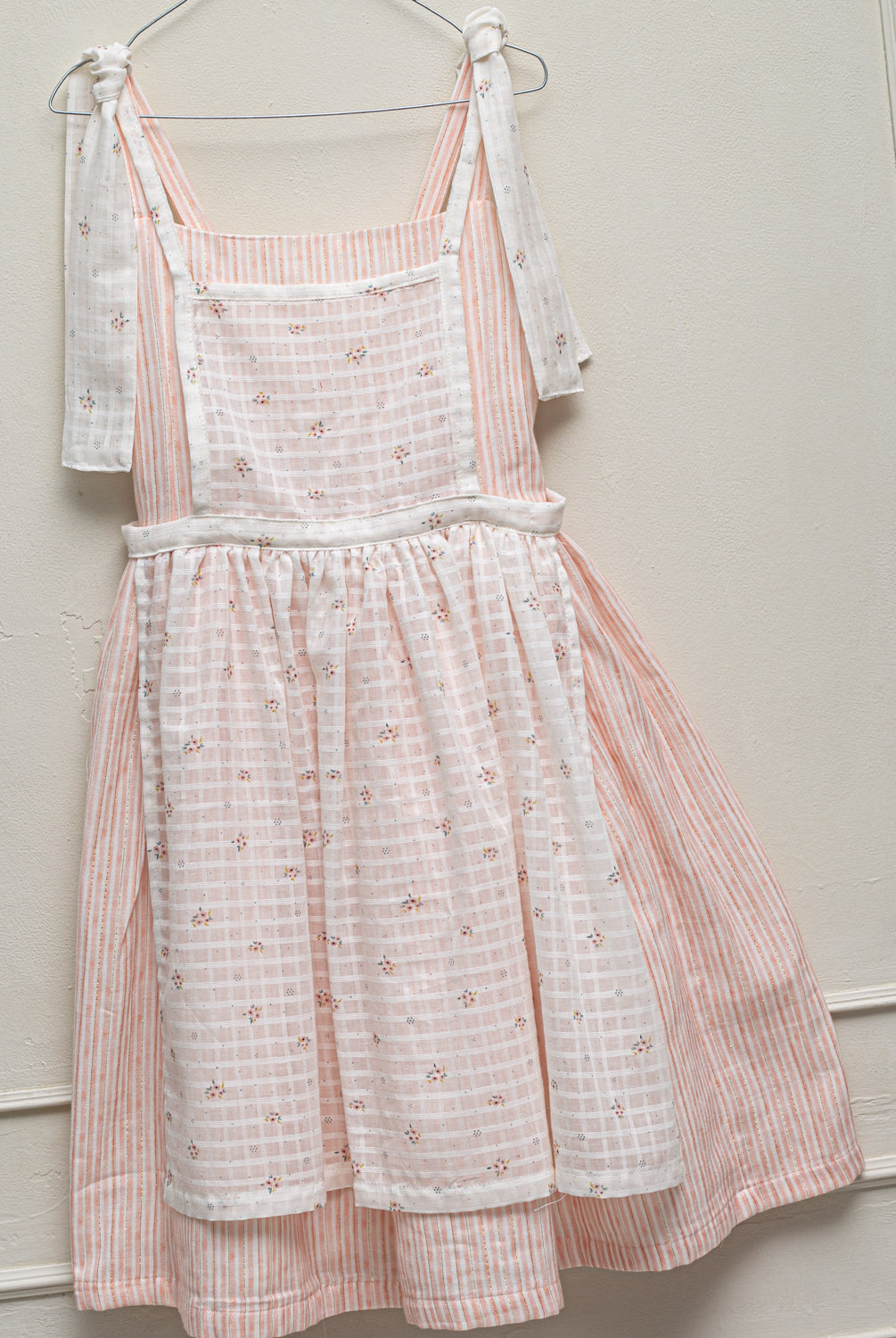 Vestido de tirantes Oz Rosa con Delantal de Flores