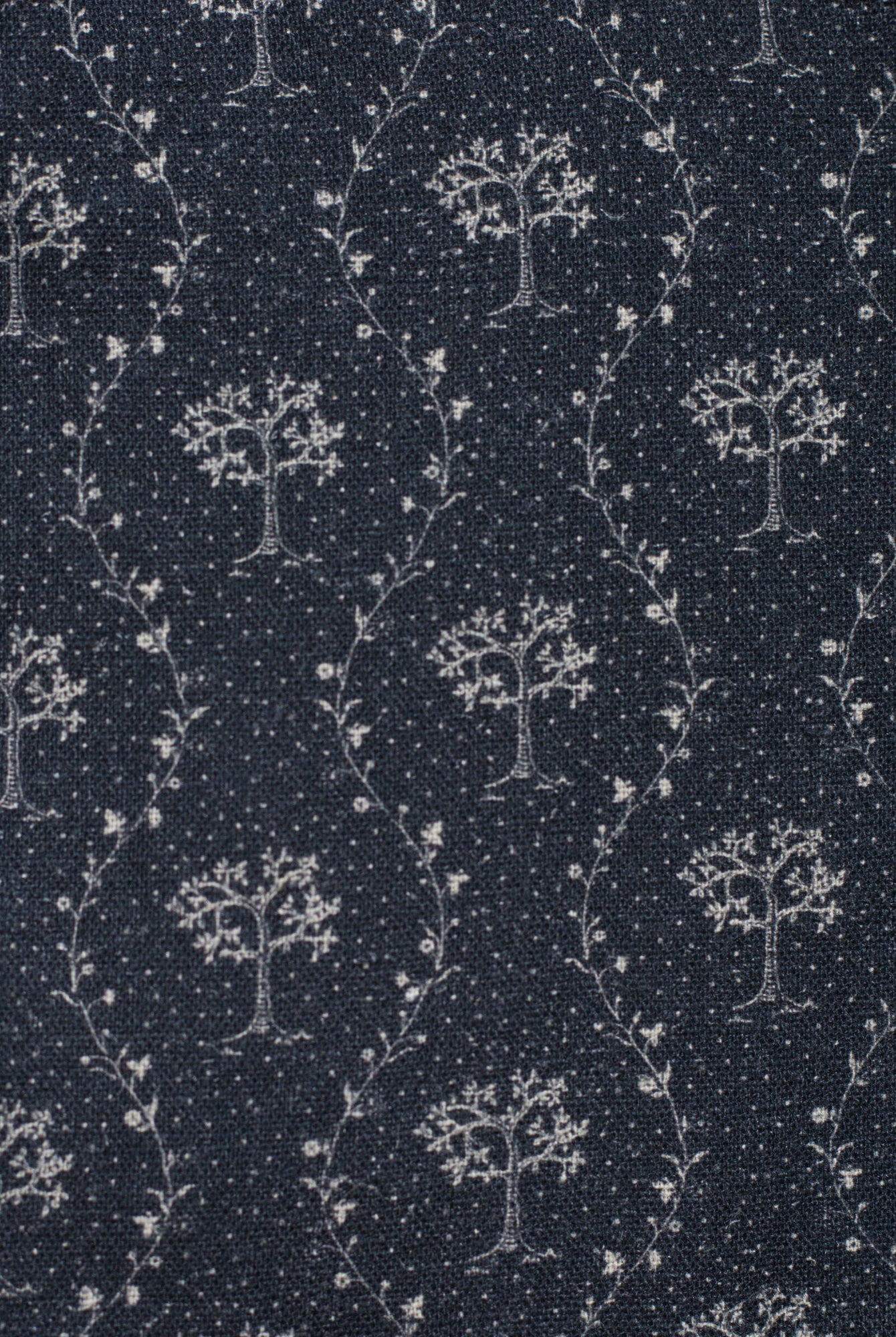 Pichi Hermes de lino azul marino con estampado de arboles de Cosmosophie.