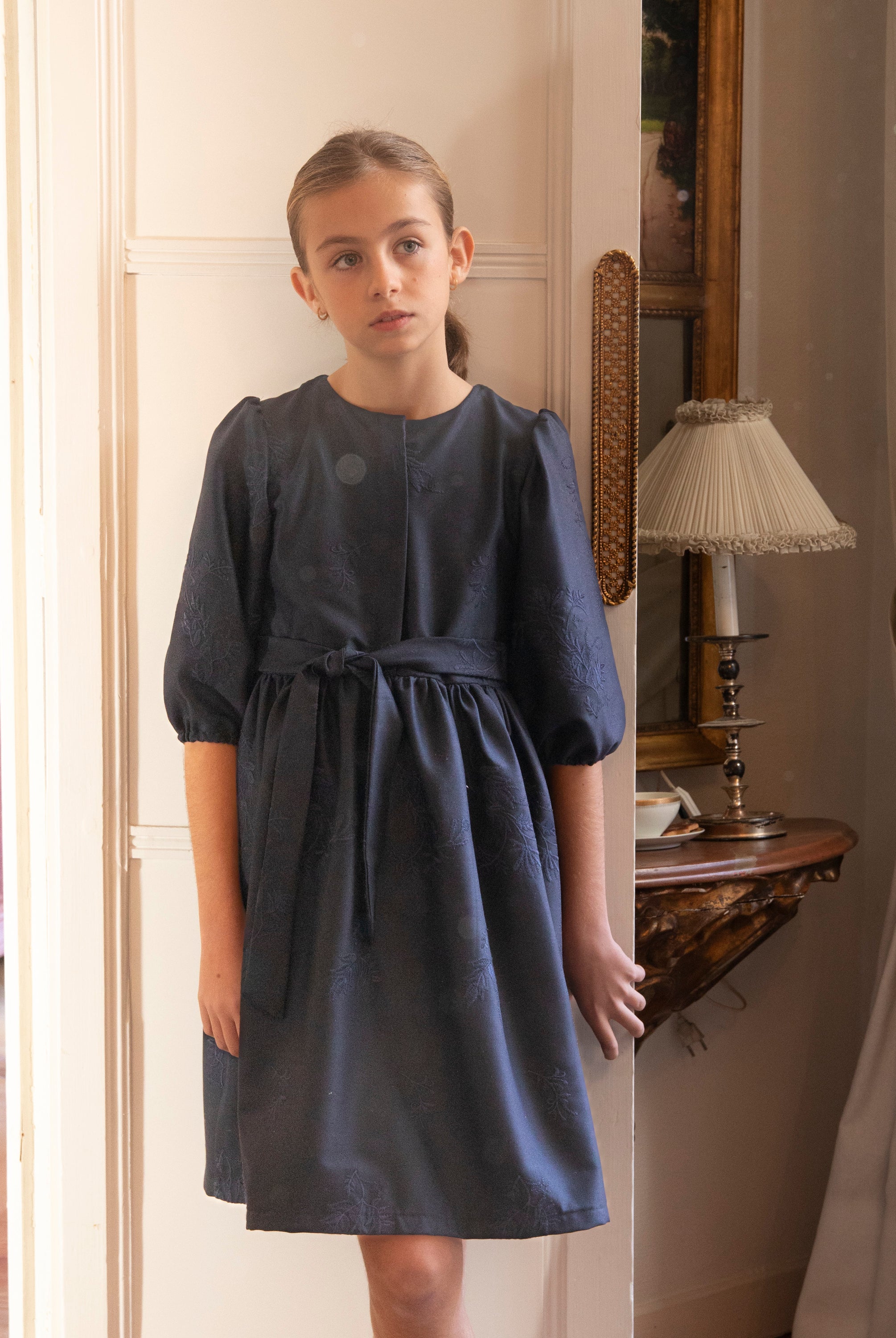 Vestido adolescente azul noche de lana bordada Cosmosophie