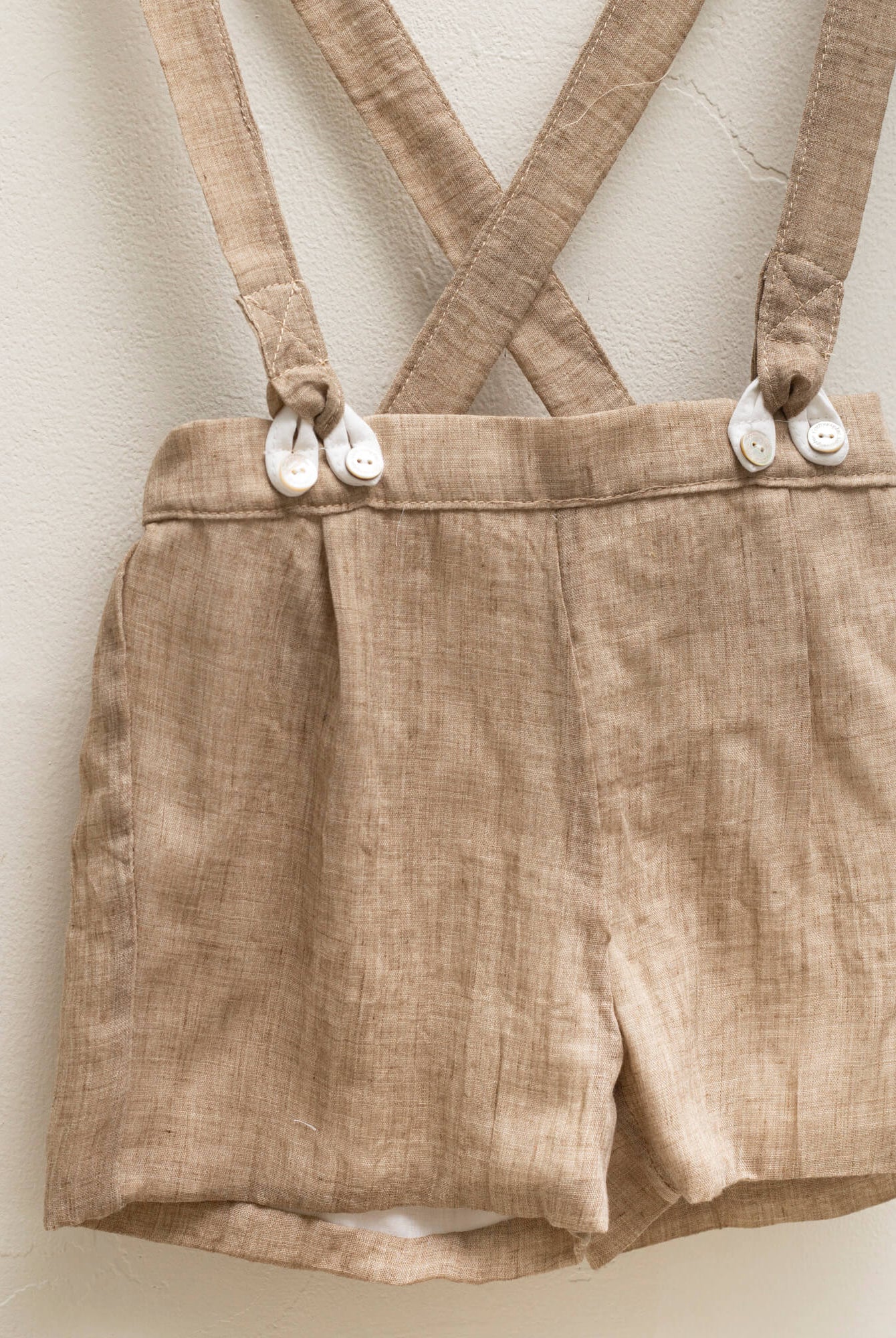 Pantalón corto con tirantes para arras de niño en musola color toffee.