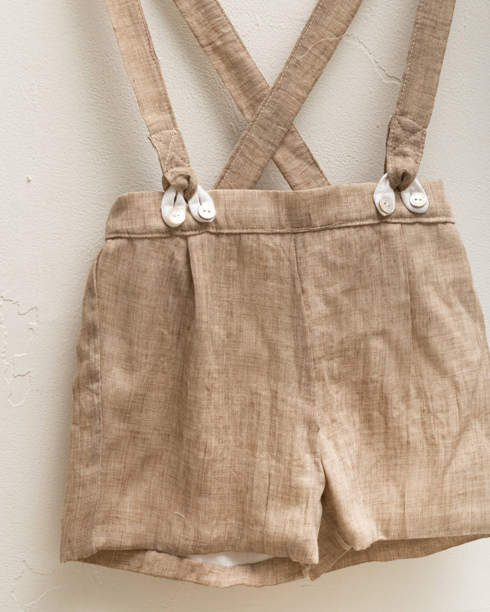 Pantalón corto con tirantes para arras de niño en musola color toffee.