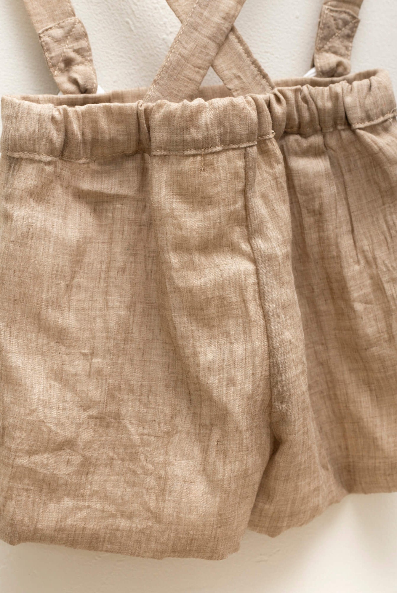 Pantalón corto con tirantes para arras de niño en musola color toffee.