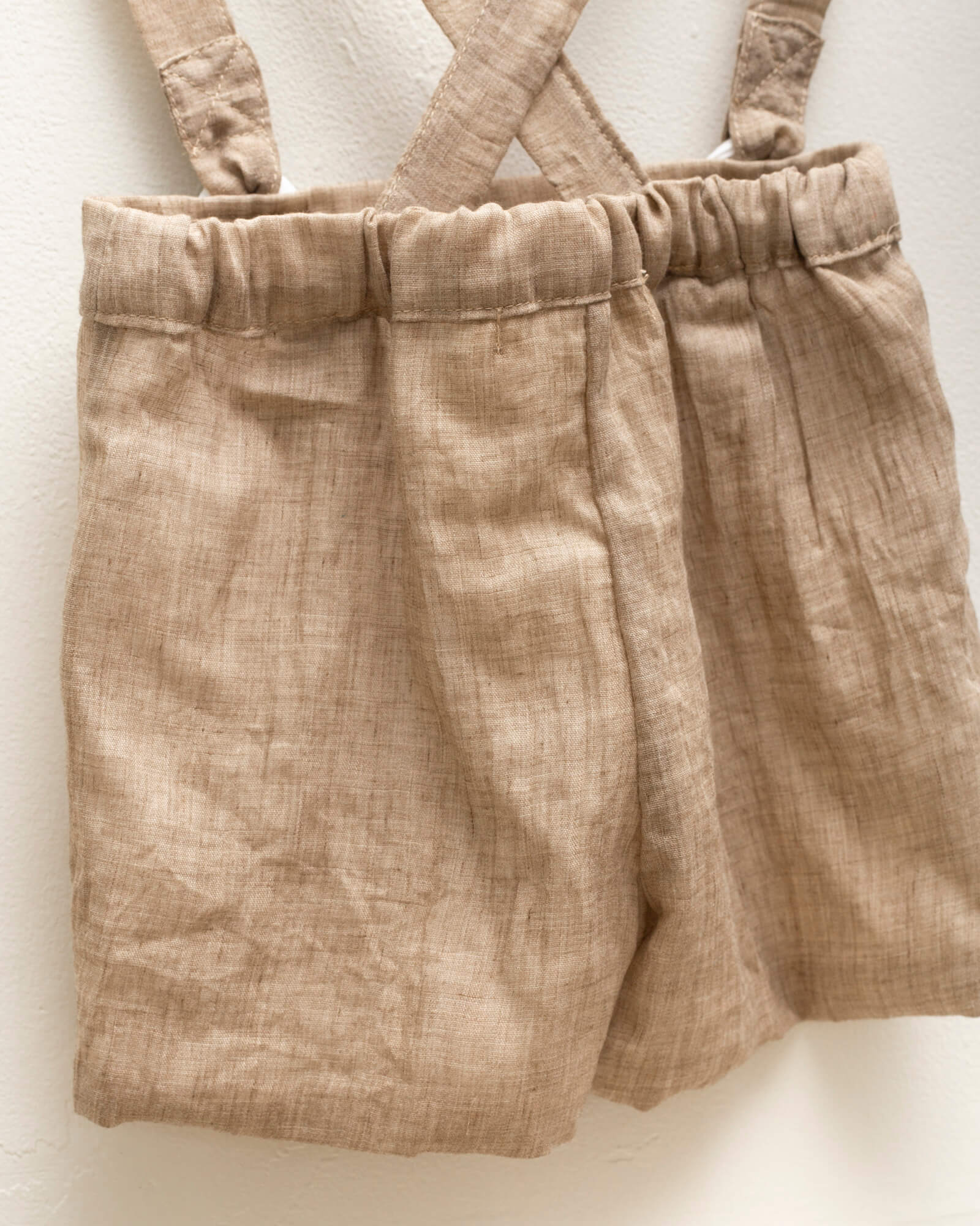 Pantalón corto con tirantes para arras de niño en musola color toffee.
