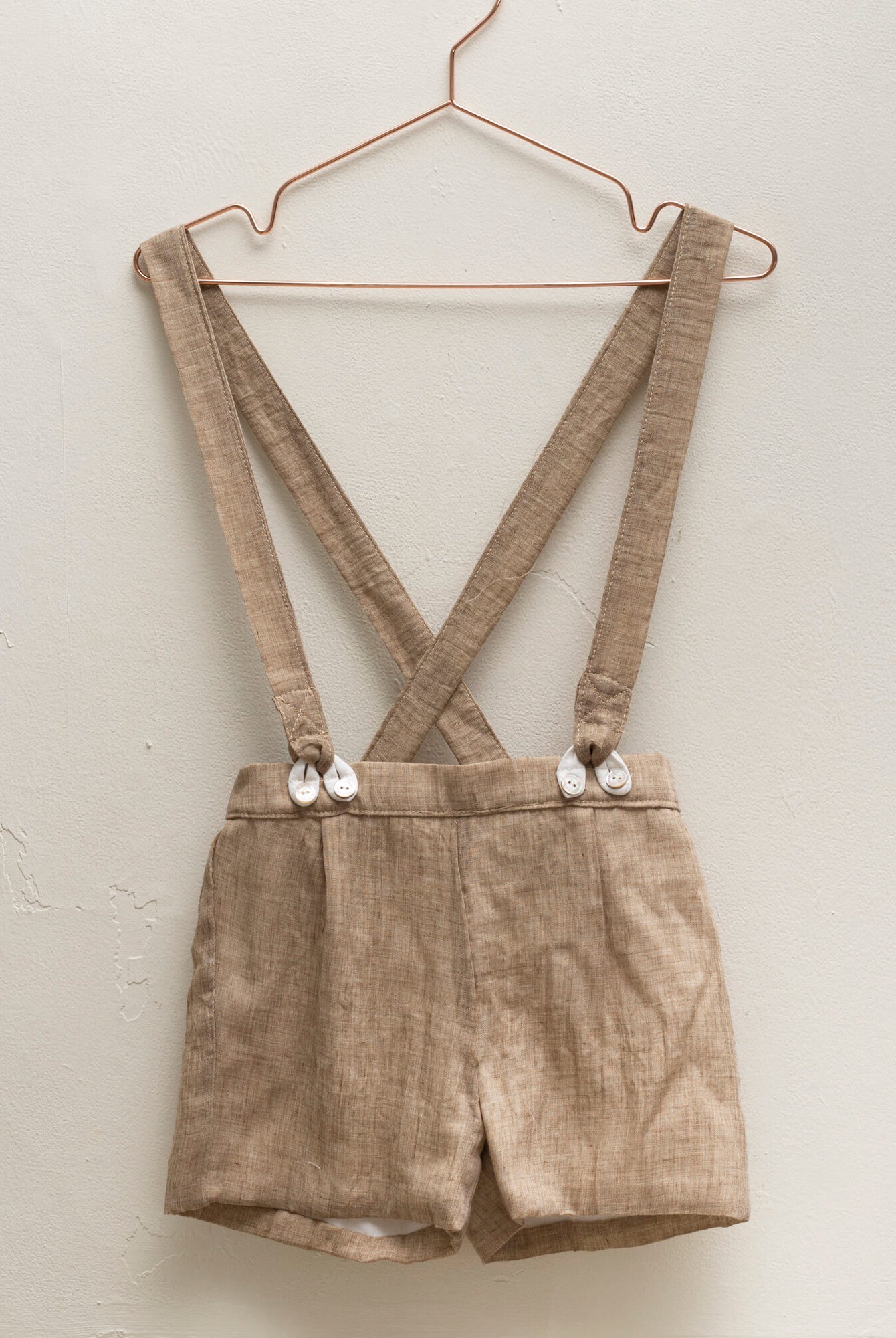 Pantalón corto con tirantes para arras de niño en musola color toffee.